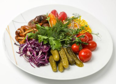 Taze salata, domates ve salatalık.