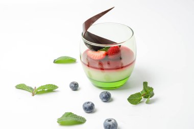 Kremalı ve meyveli kek.