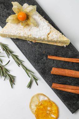 Beyaz arka planda kremalı ve çiçekli pasta