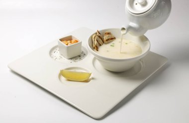 Bir kase sebze çorbası.