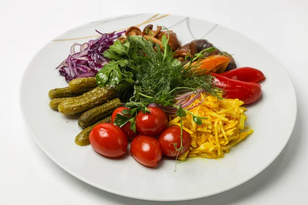 Taze salata, domates ve salatalık.