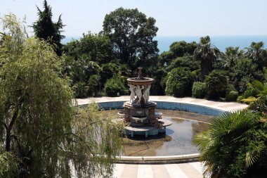 Parkta deniz manzaralı bir çeşme