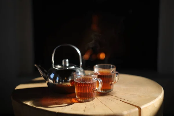 Tahta masada çay ve çaydanlık.