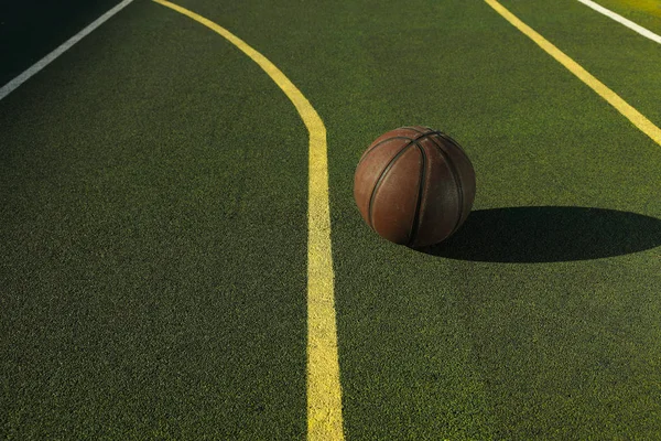 Зеленая Спортивная Площадка Мячом — стоковое фото