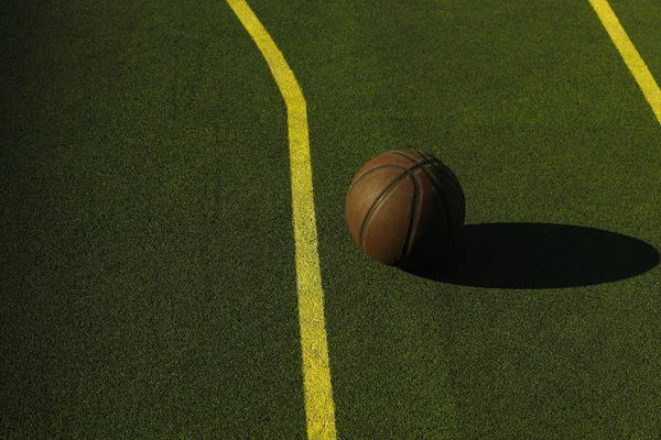 Sahada Yeşil Zeminli Basketbol Topu — Stok fotoğraf