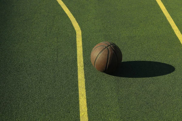 Баскетбольный Мяч Площадке Зеленым Полом — стоковое фото