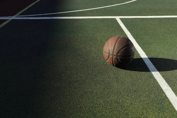 Pallone Basket Campo Con Pavimento Verde — Foto Stock