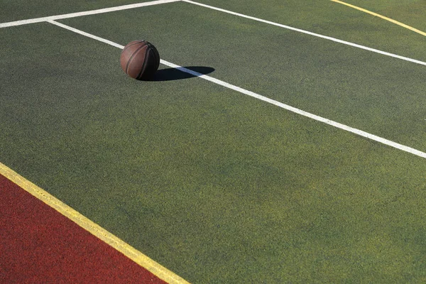 Sahada yeşil zeminli basketbol topu
