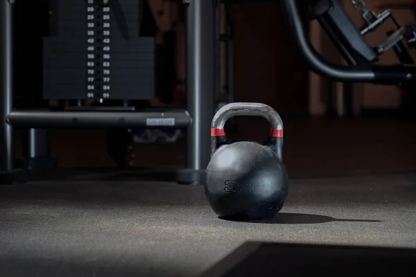 Spor salonunda büyük siyah bir çaydanlık.
