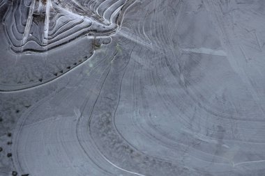 Sabahın erken saatlerinde ince buz kalıpları