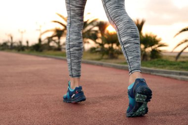 Dişi bacakları sahilde koşuyor.