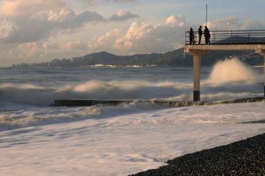 Dalgalar kumsalda kırılıyor