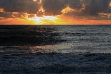 Dalgalar kumsalda kırılıyor