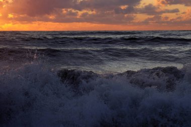 Dalgalar kumsalda kırılıyor