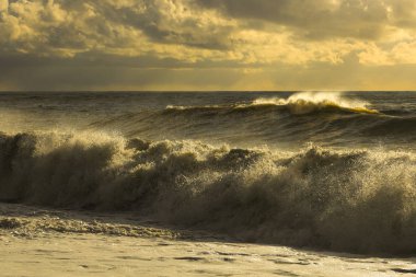 Denizin üzerinde gün batımı