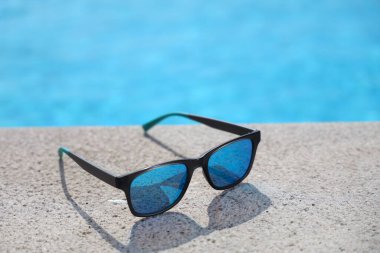 Havuzda güneş gözlüğü