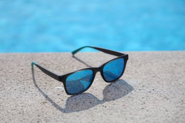 Havuzda güneş gözlüğü
