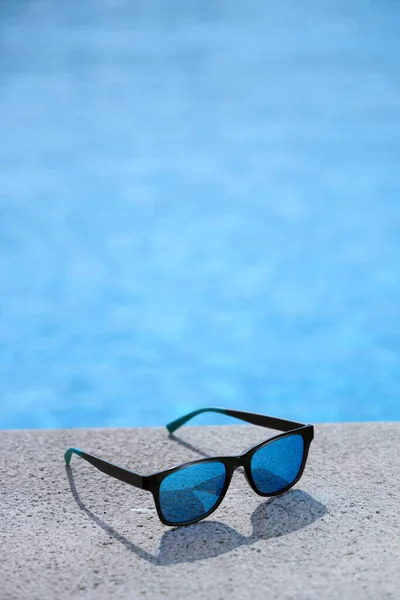 Lunettes Soleil Dans Piscine — Photo