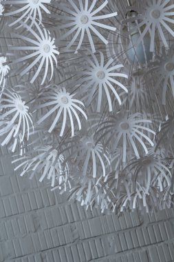 Bir karahindiba şeklinde avize