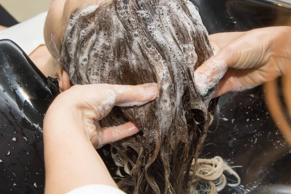 Lavar el cabello en un salón de belleza — Foto de Stock