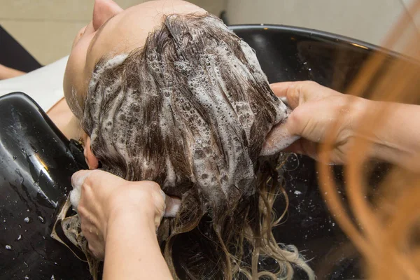 Lavar o cabelo em um salão de beleza — Fotografia de Stock