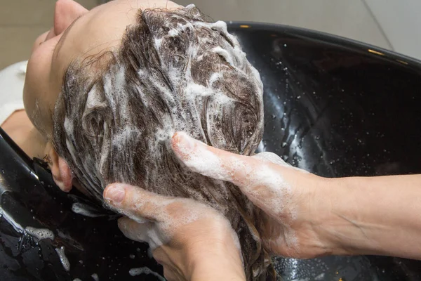 Lavar o cabelo em um salão de beleza — Fotografia de Stock