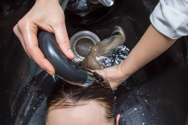 Lavar o cabelo em um salão de beleza — Fotografia de Stock