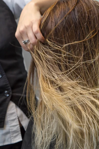 Cuidado del cabello. Mujeres secando el cabello — Foto de Stock