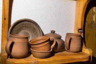 Eski ahşap arka plan üzerinde kil yemekleri