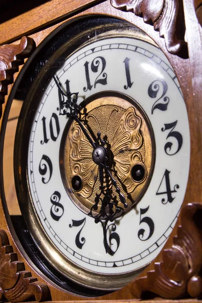 Stary Zegar ścienny drewniany — Zdjęcie stockowe