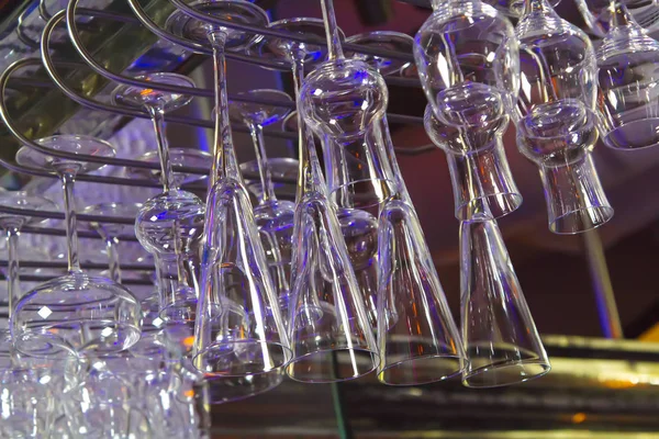 Vasos vacíos para vino por encima de un estante de bar en tono vintage. — Foto de Stock
