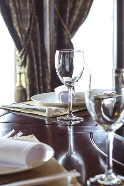 Ajuste de mesa en el restaurante — Foto de Stock