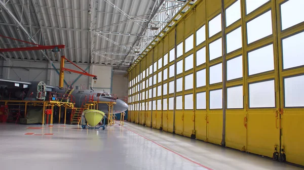 Kiev, UCRANIA - 17 de junio de 2016: hangar para reparación de aeronaves. Fábrica 410 de Aviación Civil —  Fotos de Stock