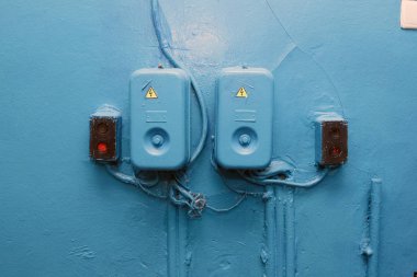 Çelik Boru ve fiş ile beton duvara elektrik kutusu