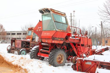 Kiev, Ukrayna - 21 Ocak 2016: eski paslı biçerdöver karda dışında standı