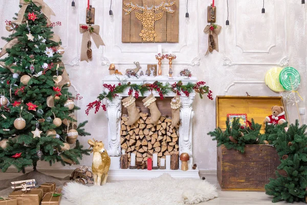 Altında hediyeler olan Noel ağacıyla süslenmiş güzel bir holdiay odası.