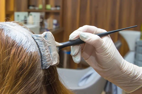 Colorante para el cabello en el salón — Foto de Stock