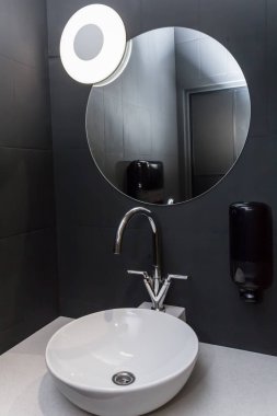 Su lavabo lavabo ve ayna