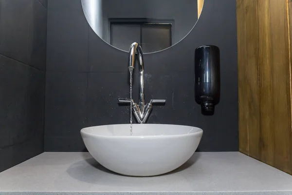 Lavabo in bagno e specchio — Foto Stock