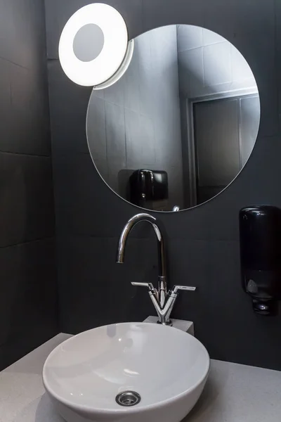 Fregadero de agua en baño y espejo —  Fotos de Stock