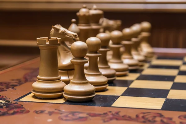 Белые шахматные фигуры на доске — стоковое фото