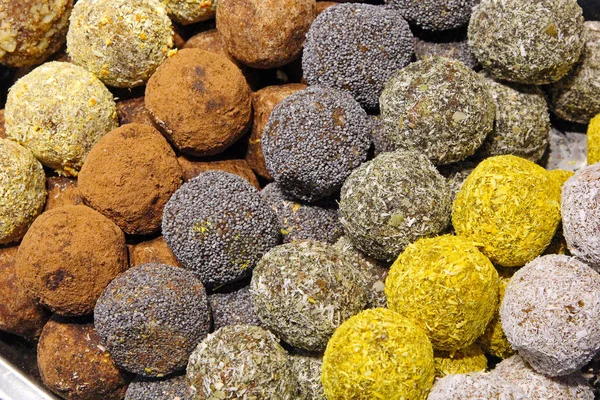 Paleo casero sano bolas de energía cruda con frutos secos y fechas —  Fotos de Stock