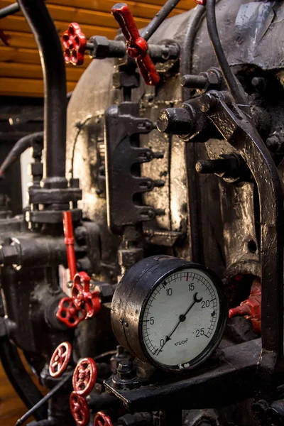 Buhar ölçer eski buharlı lokomotif kontrol odasında
