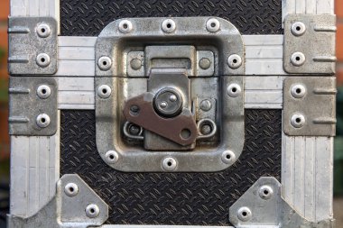 Müzik ve Yıldırım ve video ekipmanları siyah ve beyaz taşıma için bir yol durumunun metalik perçin