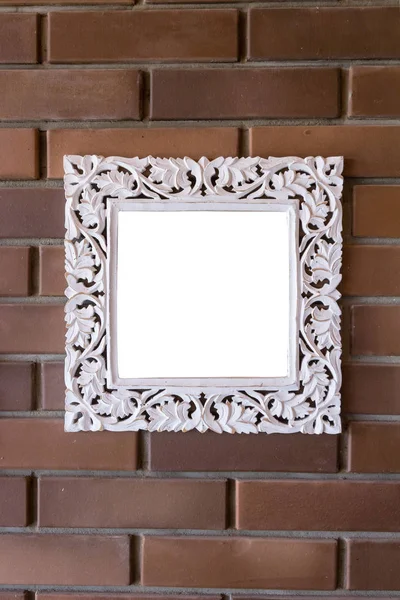 Houten vierkante frame van witte kleur op een bakstenen muur — Stockfoto