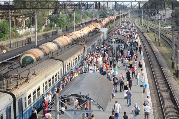Kiev, Ukraina - augusti 13, 2014: Människor på fullsatt plattformen försöka få in tåg bilar — Stockfoto