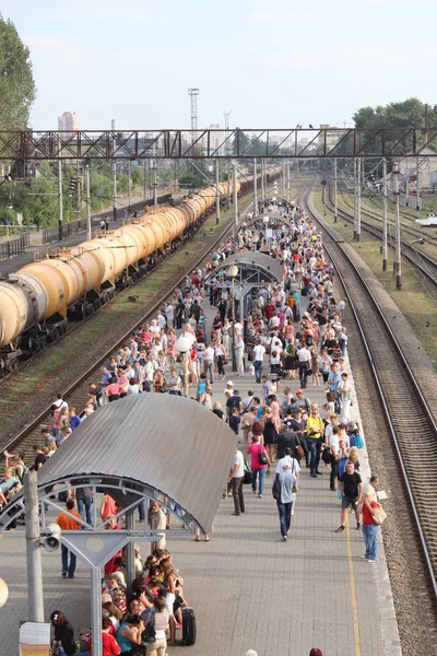 КИЕВ, УКРАИНА - 13 августа 2014 года: Люди стоят на платформе в ожидании поезда — стоковое фото