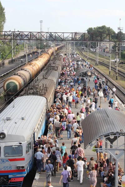 КИЕВ, УКРАИНА - 13 августа 2014 года: Люди на переполненной платформе пытаются сесть в вагоны — стоковое фото