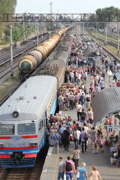 КИЕВ, УКРАИНА - 13 августа 2014 года: Люди на переполненной платформе пытаются сесть в вагоны — стоковое фото
