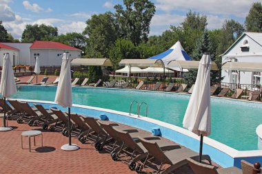 Yüzme Havuzu ve havuz kenarında şezlong Özet